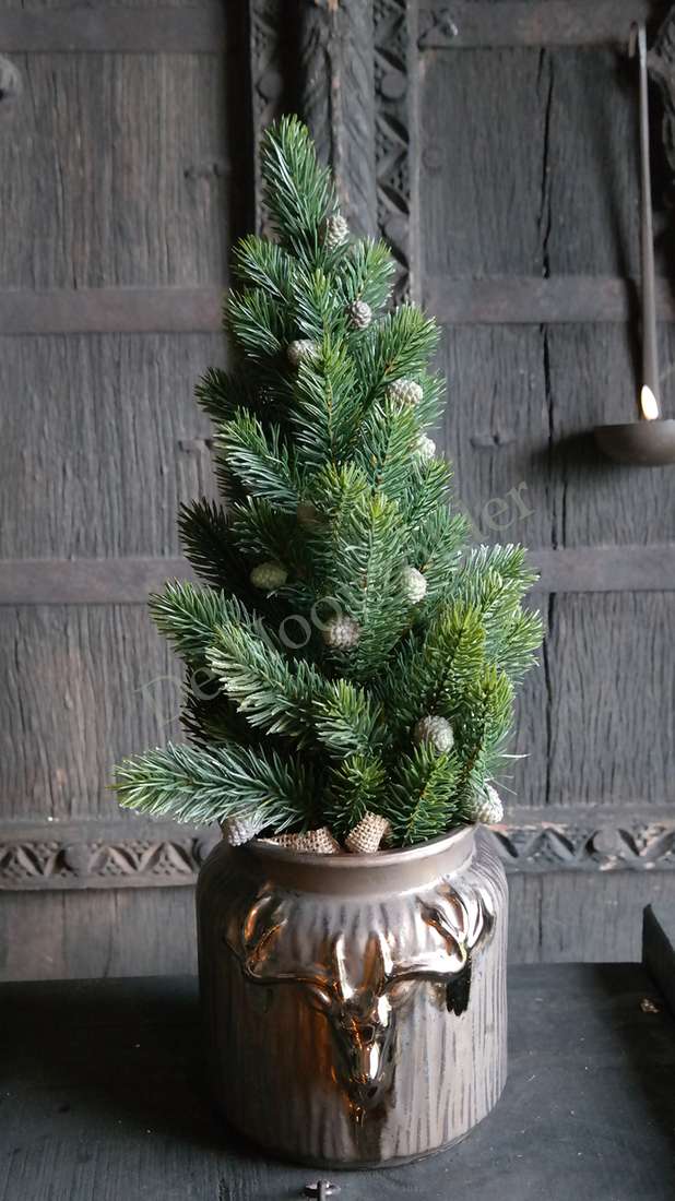 Kunstkerstboom Abies met LED-lampjes in een glanzende bruine vaas met hertenkop-ornament en dennenappels