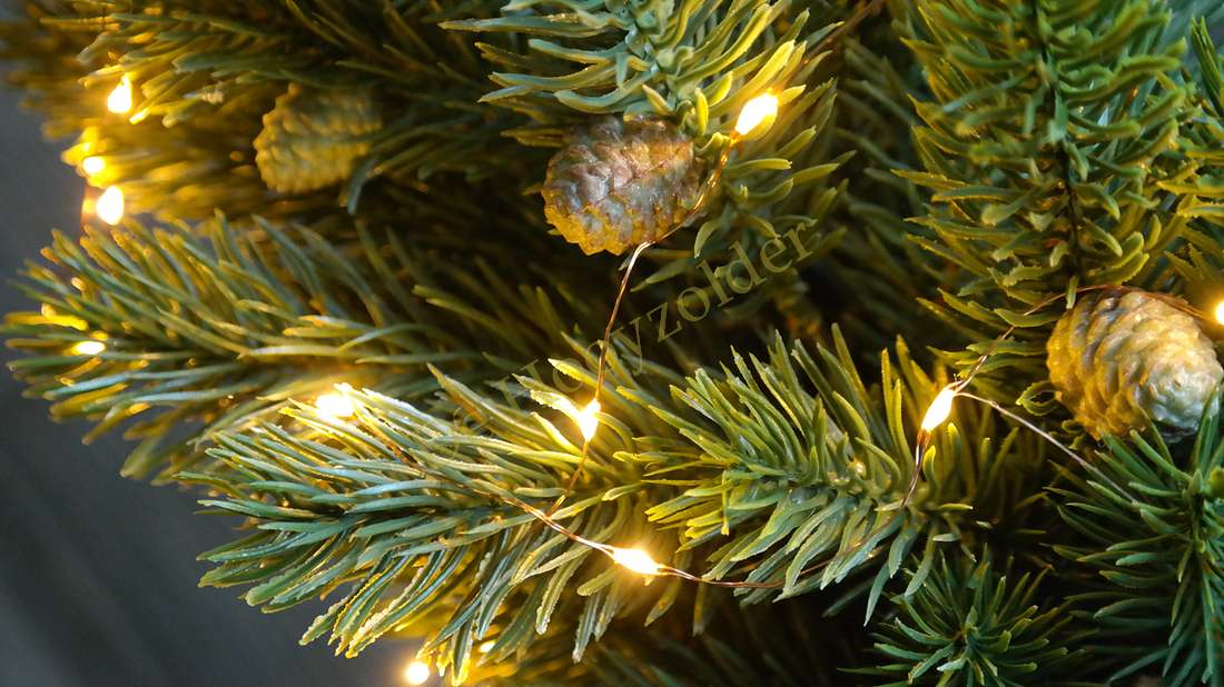 Koperdraad LED-lichtsnoer, 2 m, warmkleurige LEDs, zichtbaar tussen dennennaalden en dennenappels