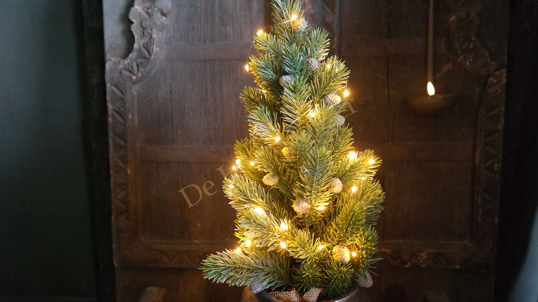 Koperdraad LED-verlichting - 2 m, rondom een kleine kerstboom in pot met warme lampjes