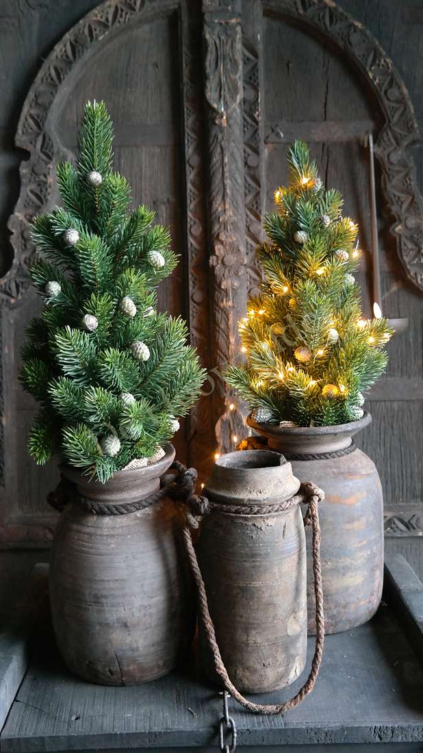 Nepalese pot M oudgrijze keramiek met touwhandgrepen; twee mini kerstbomen, één met lichtjes