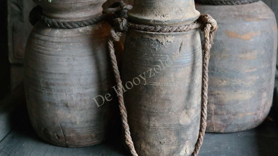 Set van drie Nepalese potten M in oudgrijs aardewerk met touwhandvatten; decoratie, De Hooyzolder