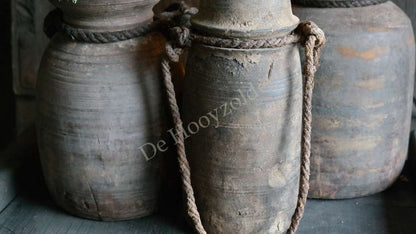 Set van drie Nepalese potten M in oudgrijs aardewerk met touwhandvatten; decoratie, De Hooyzolder