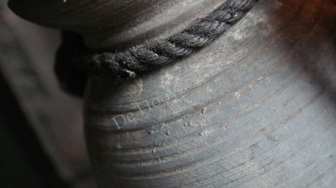 Nepalese pot M oudgrijs in aardewerk met touw om de hals, De Hooyzolder