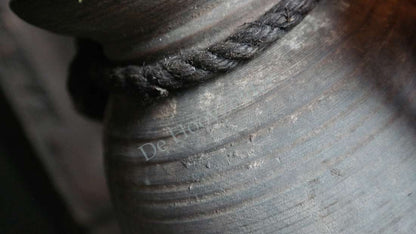Nepalese pot M oudgrijs in aardewerk met touw om de hals, De Hooyzolder