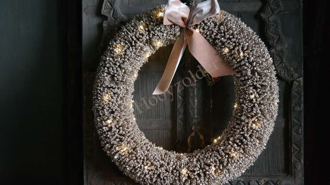 LED krans glitter goud met LED-lichtjes en roze satijnen strik, De Hooyzolder