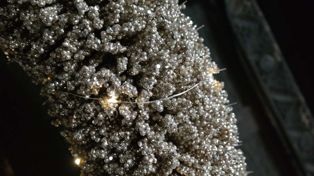 LED krans van De Hooyzolder, glitter goud, 60 cm, met kleine glinsterende kralen en warmkleurige LED-lampjes