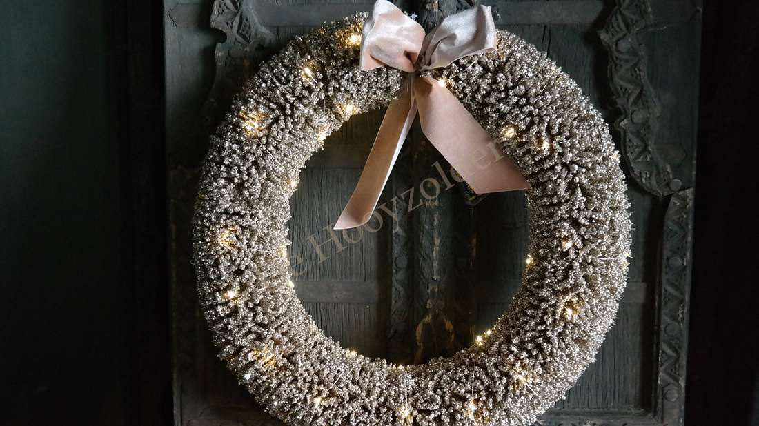 LED krans glitter goud, 60 cm, De Hooyzolder, met warme lampjes en roze strik