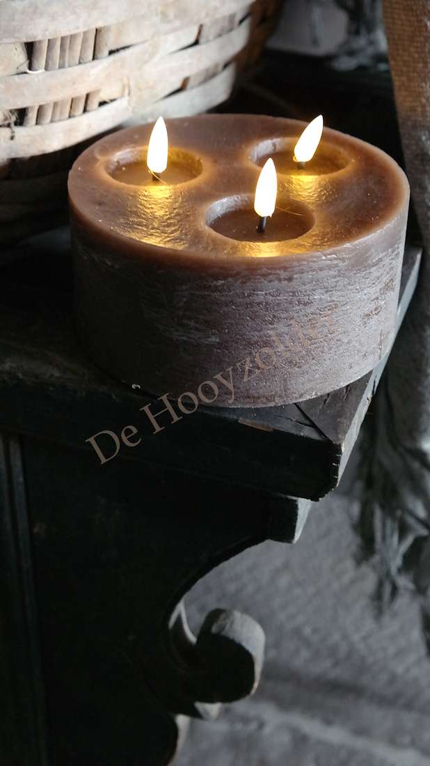 LED stompkaars met drie lonten in donkerbruin, op houten schouw; merk De Hooyzolder zichtbaar