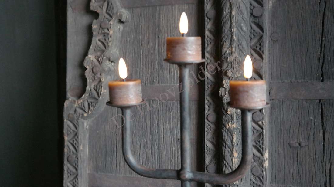 Kandelaar met drie armen van metaal, donkerzwart met patina, merk De Hooyzolder.