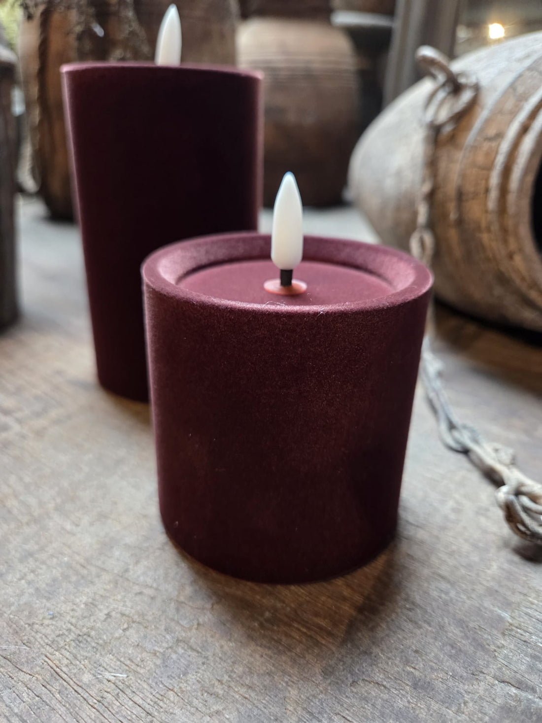 Twee velvet stompkaars donkerbordeauxkleur met veloursafwerking
