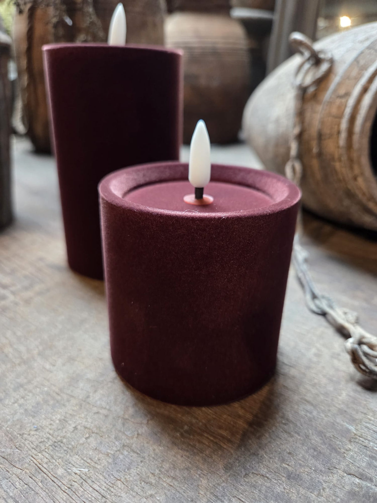 Twee velvet stompkaars donkerbordeauxkleur met veloursafwerking