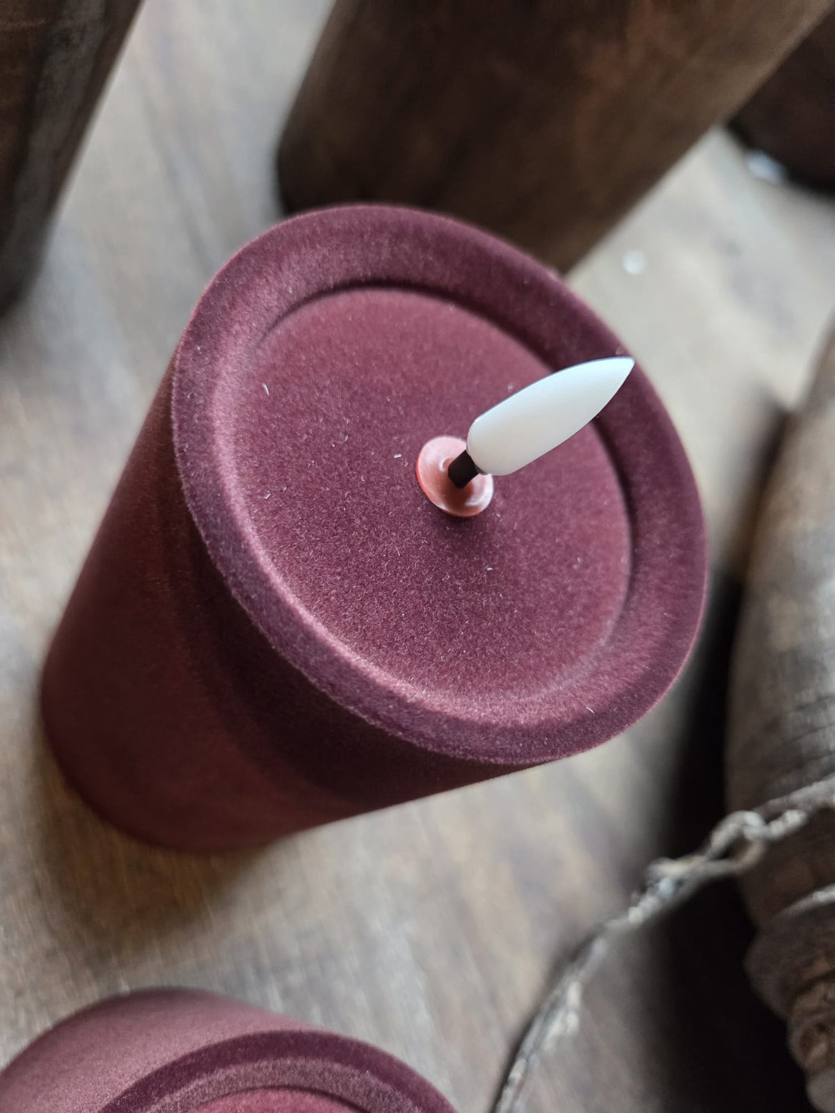 Velvet stompkaars donkerbordeaux, L maat met zachte velvet afwerking
