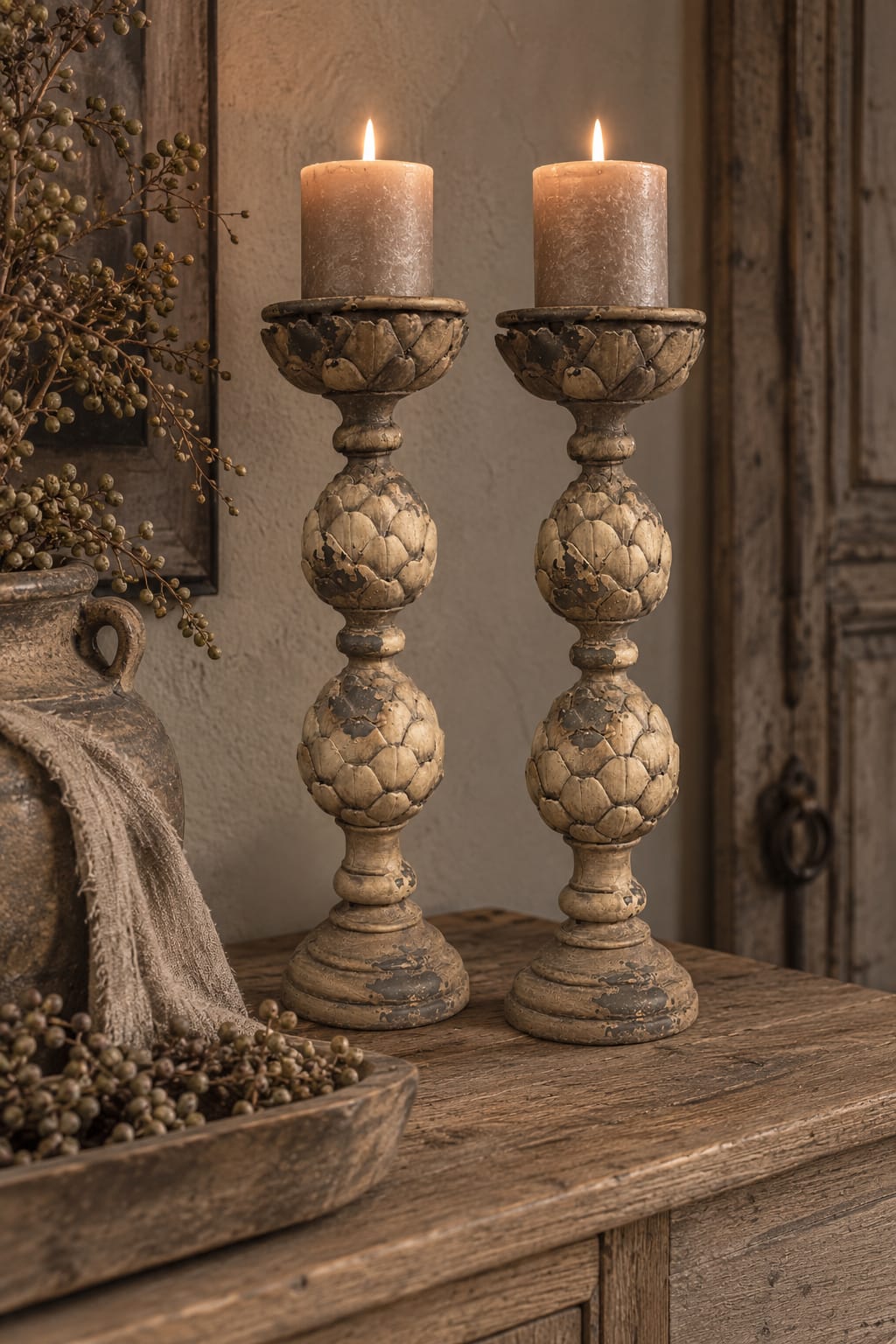 Kandelaar artisjok, 46 cm, twee antieke kandelaars met artisjok-motief in beige/grijs.