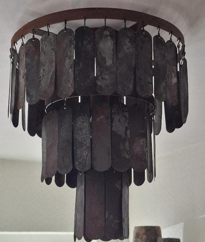 Staafjes plafondlamp in zwart met drie lagen van metalen staafjes