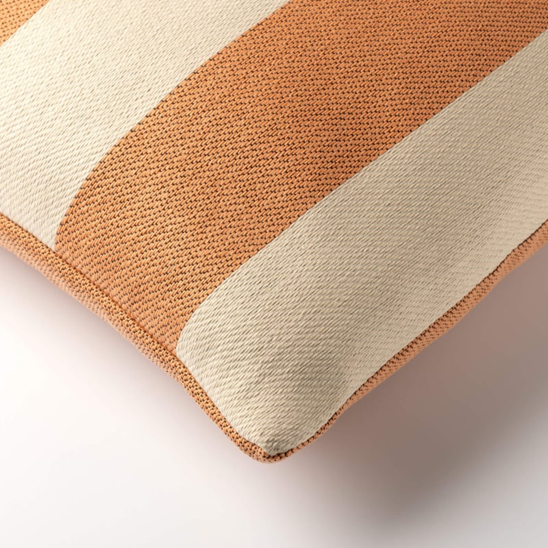 sierkussen-outdoor-cyrus-40x60cm-dutch-decor-peach-bloom-detail