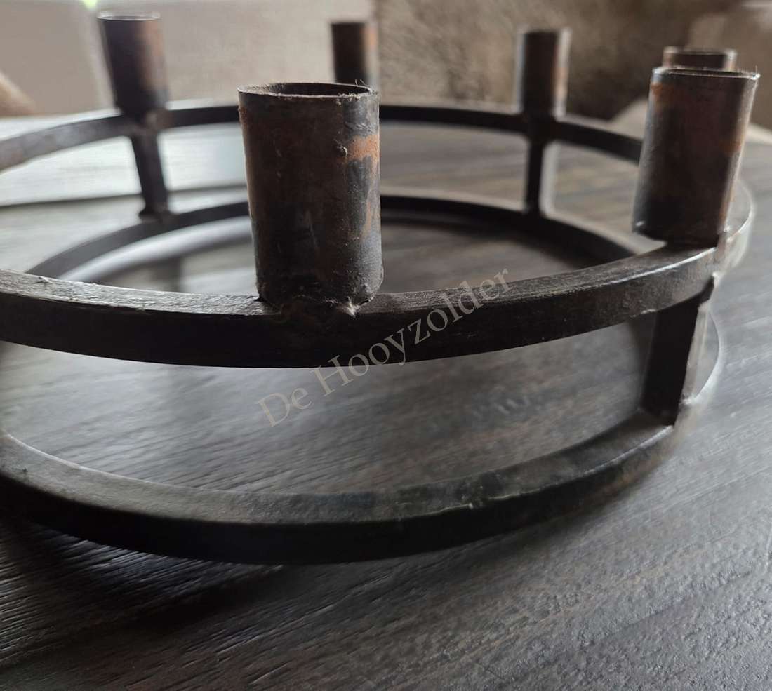 Metalen kaarsenhouder met 8 kandelaren, donkerroestkleurig rond frame van De Hooyzolder