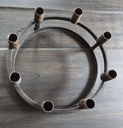 Metalen kaarsenhouder met acht kandelaren rondom een ronde ring in donker metaal, merk De Hooyzolder.