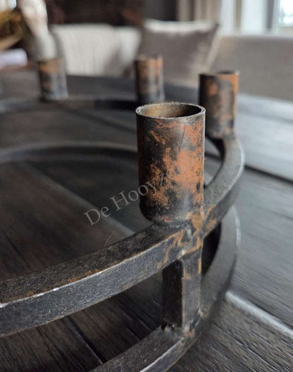 Metalen kaarsenhouder met acht kandelaren van De Hooyzolder, roestige zwarte afwerking.