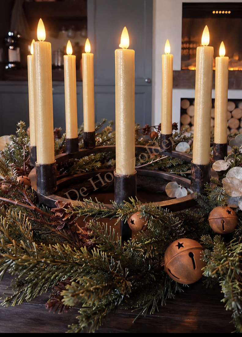 Metalen kaarsenhouder met acht kandelaren van De Hooyzolder, zwarte houders en beige kaarsen, omringd door groen decor
