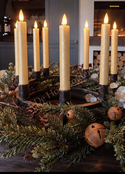 Metalen kaarsenhouder met acht kandelaren van De Hooyzolder, zwarte houders en beige kaarsen, omringd door groen decor