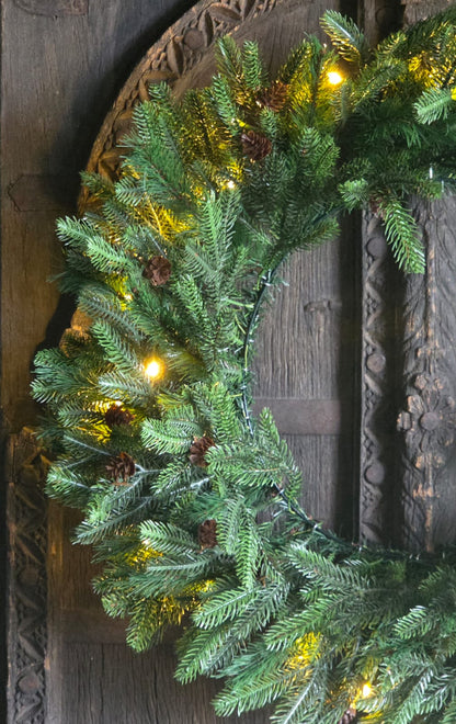 LED denen-pine krans, 60 cm diameter, groene dennennaalden met kleine dennenappels en warme LED-lichtjes
