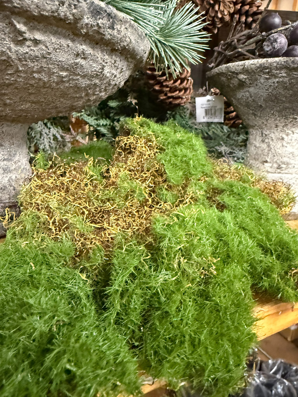 Mosmat namaak groen, 50x50 cm, tussen stenen met dennenappels