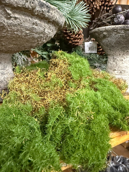 Mosmat namaak groen, 50x50 cm, tussen stenen met dennenappels