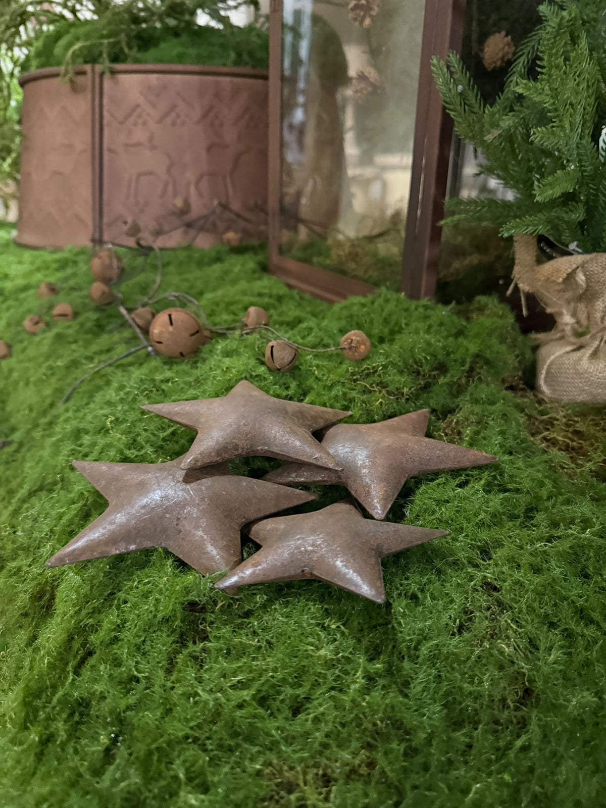 Mosmat namaak 50×50 cm met groene kunstmos en meerdere metalen sterrendecoraties